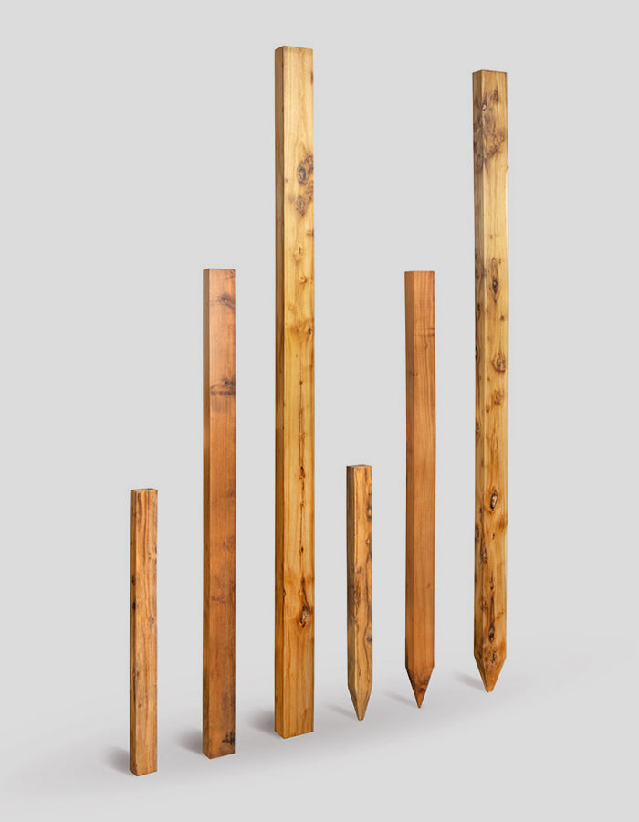 Poteaux rectangulaires (bords poncés), plateau droit en bois de robinier