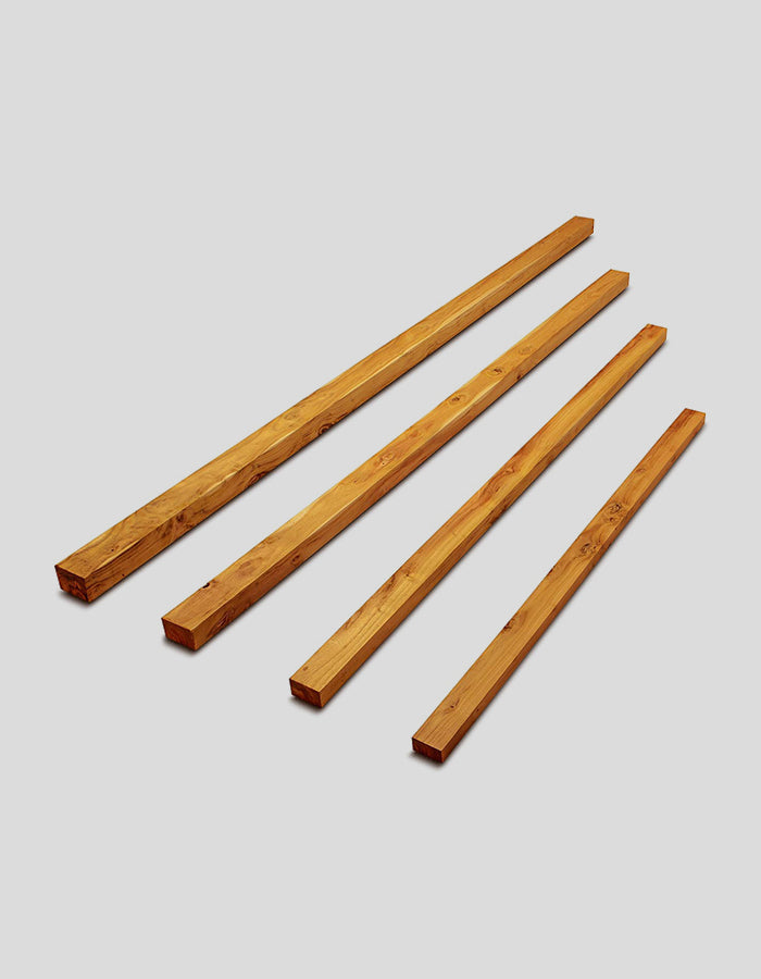 Planches en bois de robinier