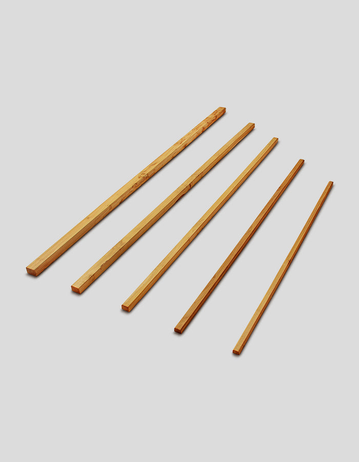 Lattes rabotées et chanfreinées en bois de robinier