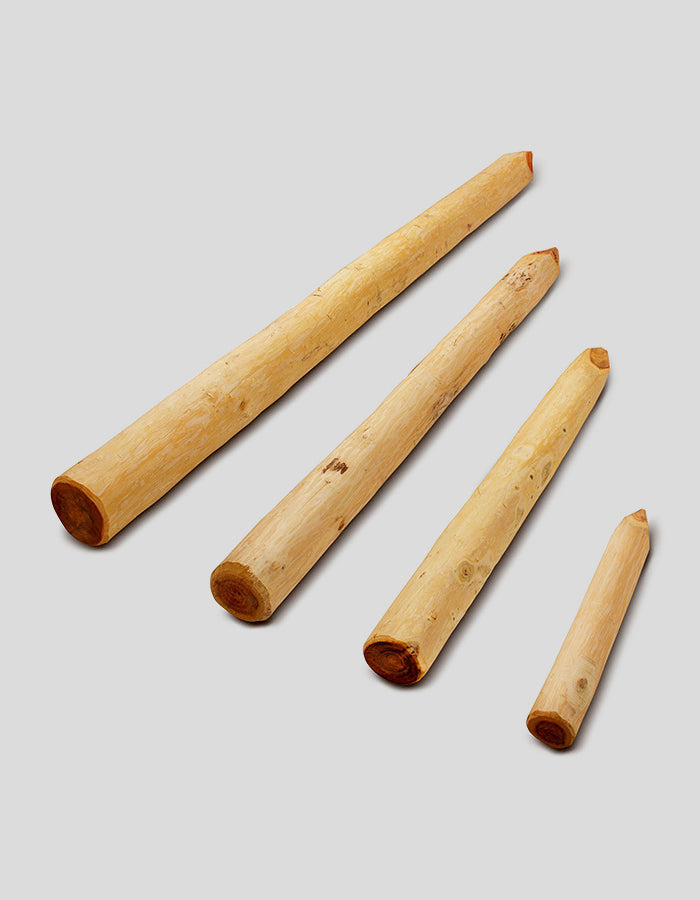 Pieux ronds enfoncés dans du bois, extra droits, écorcés et polis, fabriqués en bois de robinier