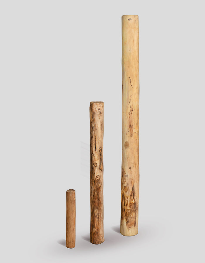 palissades rondes en bois de robinier, extra droites, écorcées et polies.