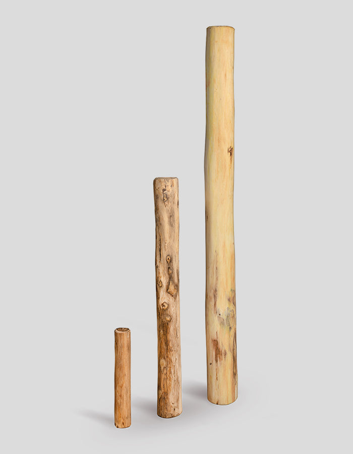 Échasses rondes en bois de robinier, extra droites, écorcées, lissées et poncées.