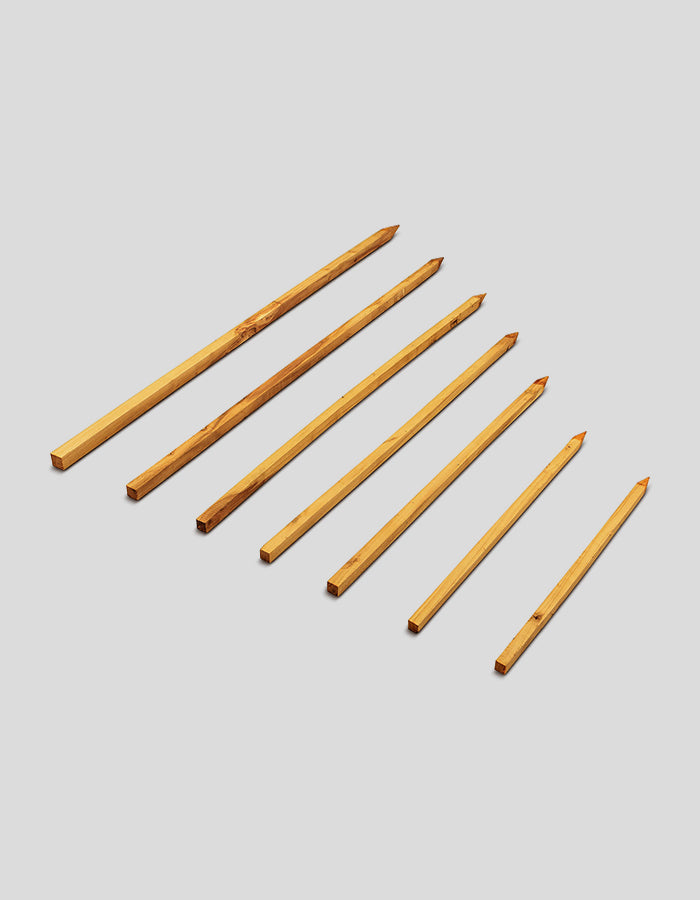 Tuteurs carrés et bruts en bois de robinier