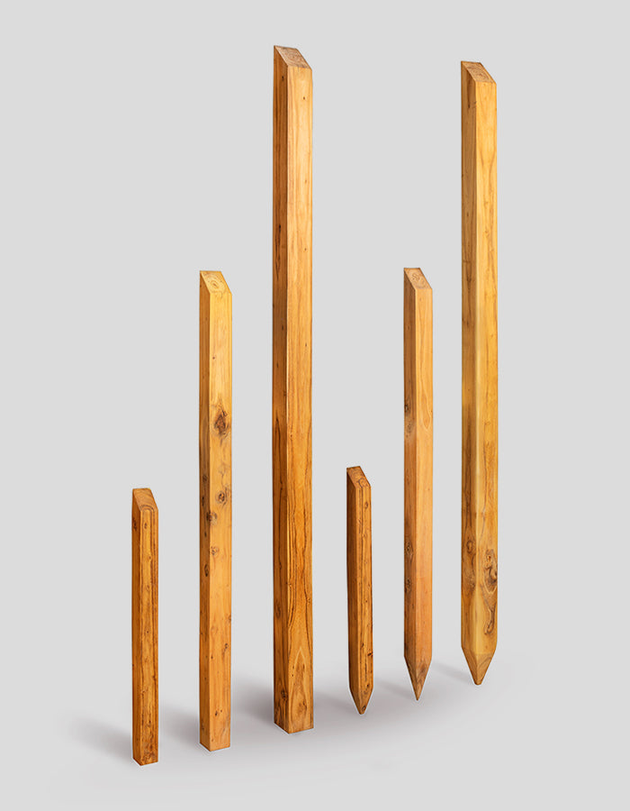 Poteaux carrés, poncés et biseautés sur le dessus, en bois de robinier