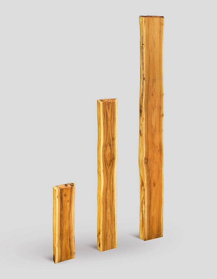 Planches de clôture à bords bruts (non biseautés), en bois de robinier, avec extrémités biseautées.