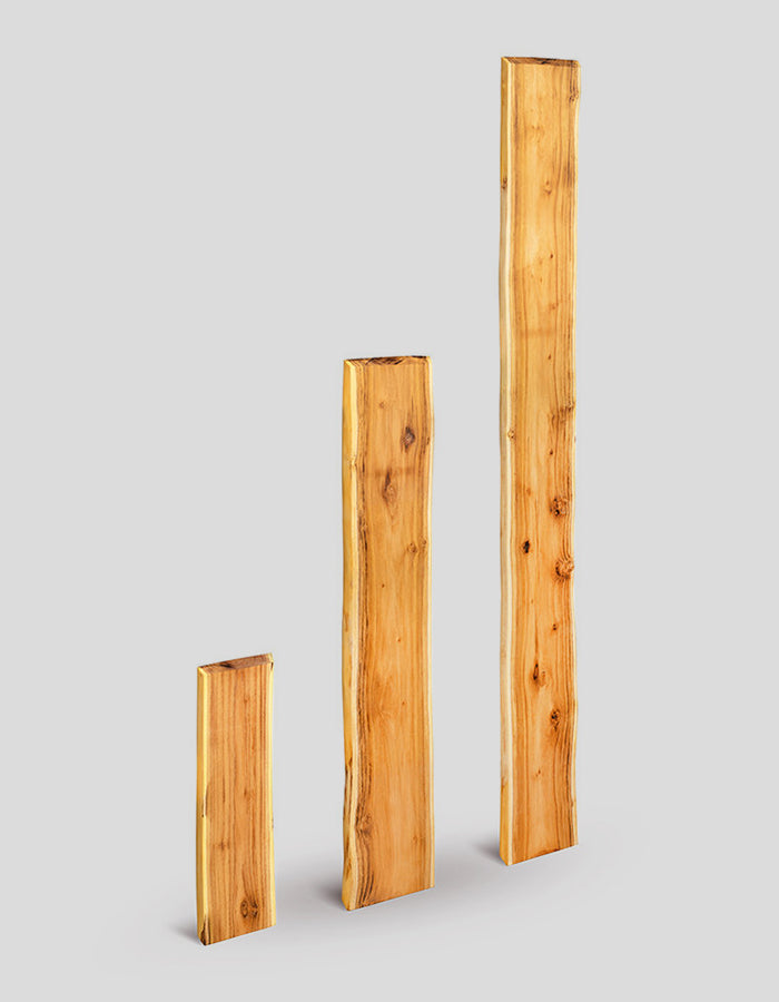 Planches de clôture à bords naturels (non chanfreinés), poncées, extrémités biseautées, en bois de robinier