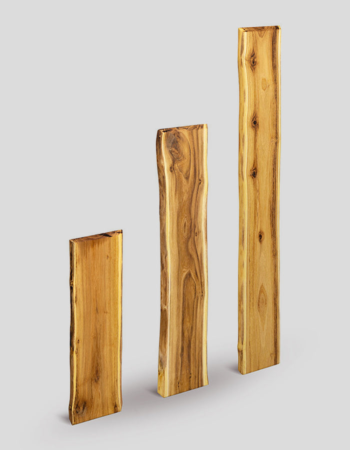 Planches de clôture à bords naturels (non chanfreinés), rabotées, extrémités biseautées, en bois de robinier