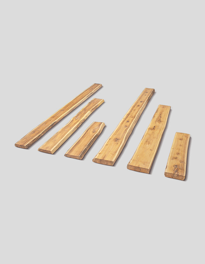 Planches rabotées, sans bords, en bois de robinier