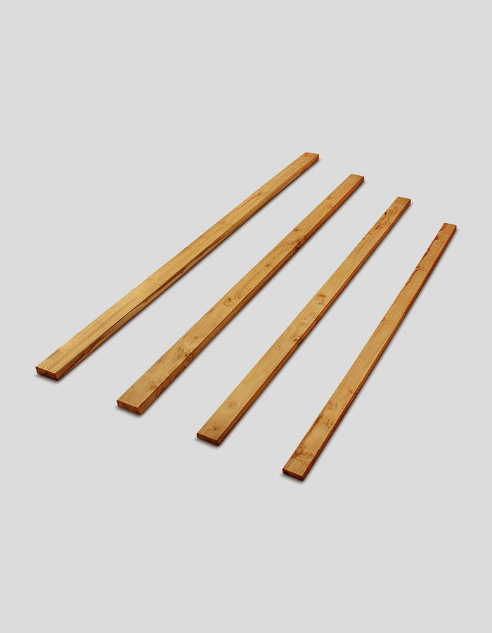 Planches rabotées et chanfreinées en bois de robinier