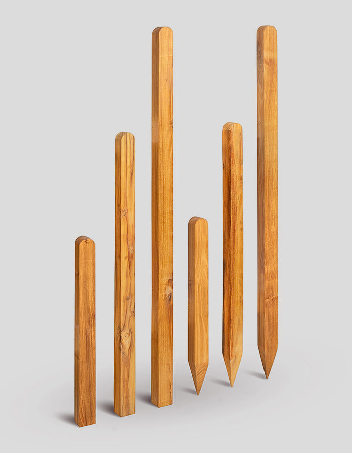 Poteaux carrés, rabotés et chanfreinés, avec un sommet semi-circulaire en bois de robinier