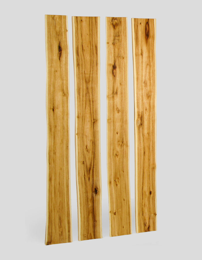 Planches brutes (non chanfreinées) ; bords écorcés et lissés, en bois de robinier