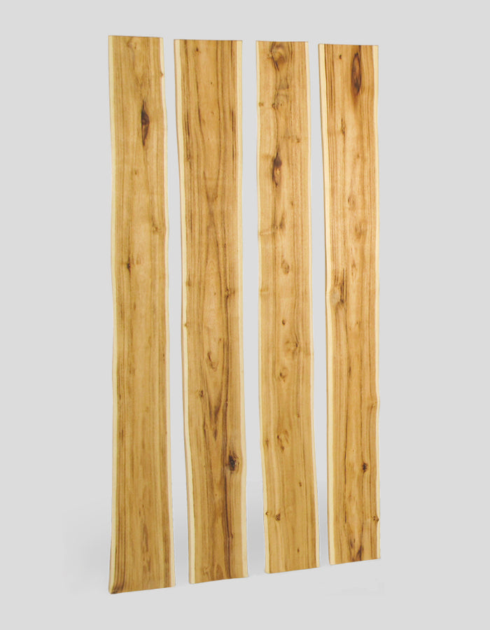 Planches en bois de robinier (non équarries), poncées ; bords préalablement écorcés et lissés.