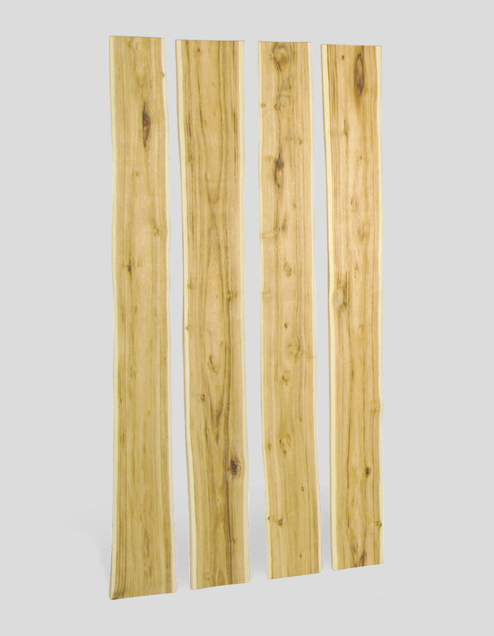 Planches brutes rabotées (sans chants) ; bords écorcés, lissés et poncés, en bois de robinier